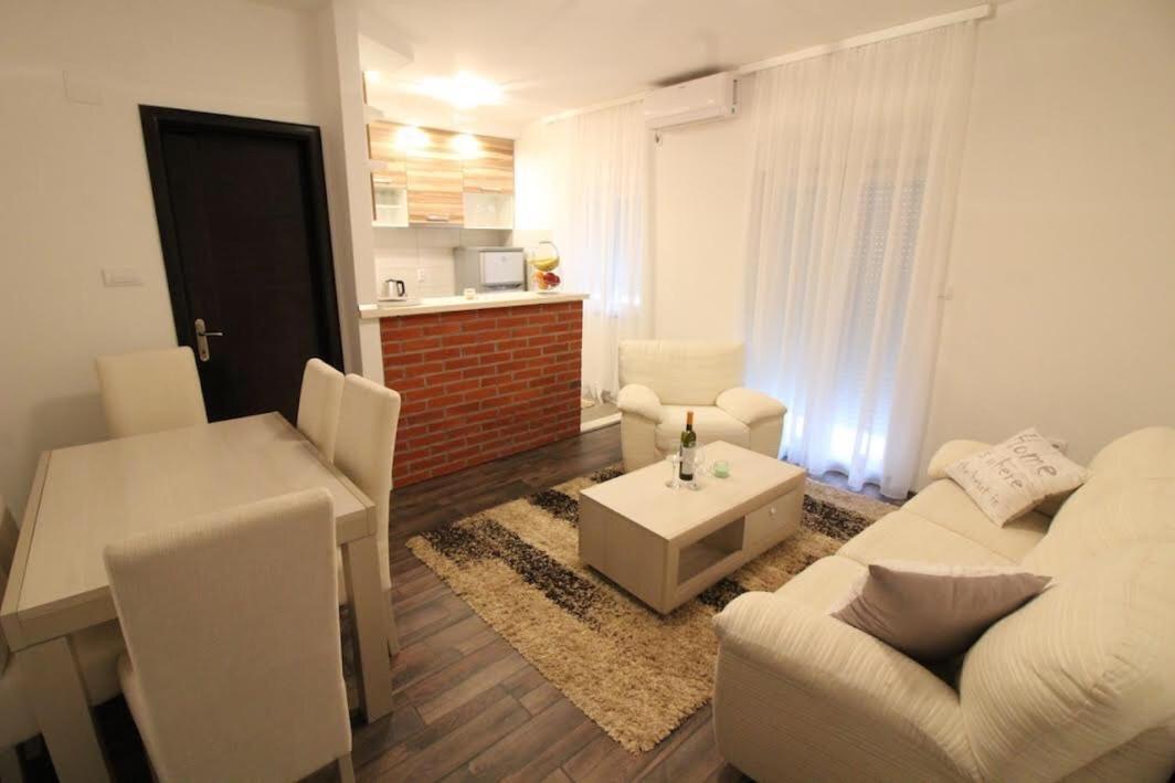 Dubrovnik - Ivanica: “Sunnyhills Apartments” With Pool Exterior foto
